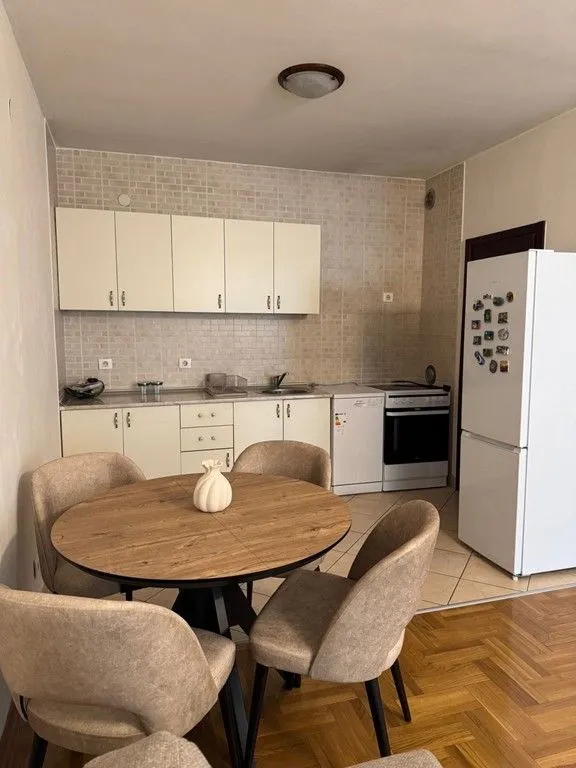 Izdavanje, jednosoban stan, 54m², Vezirov Most, Podgorica