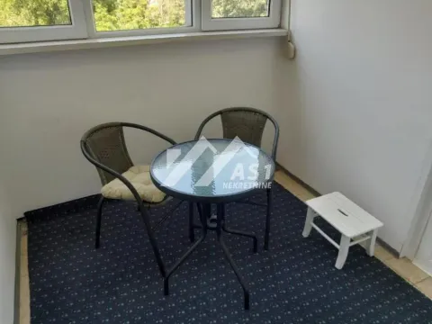 Manji zastakljeni balkon sa malim stolom i dve stolice. - image 7