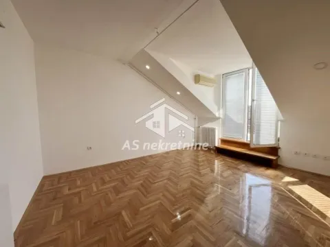 Prazna soba u potkrovlju sa parketom na podu i kosim plafonom. - image 15