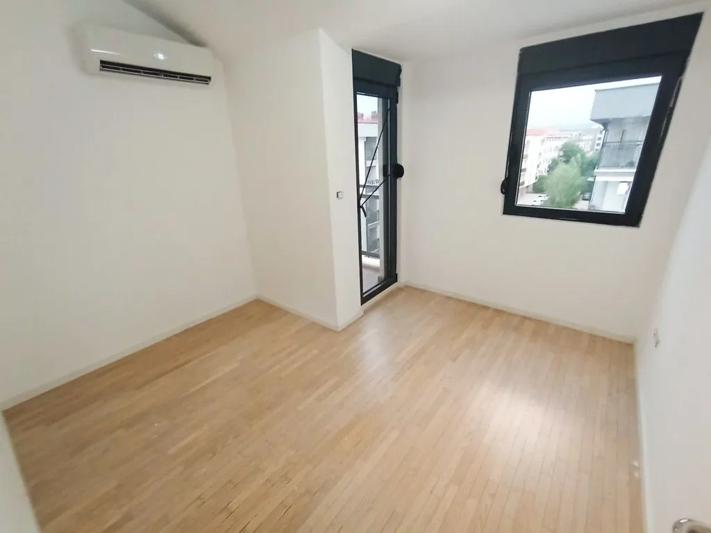 Izdavanje, trosoban stan, 95m², Blok 6, Podgorica