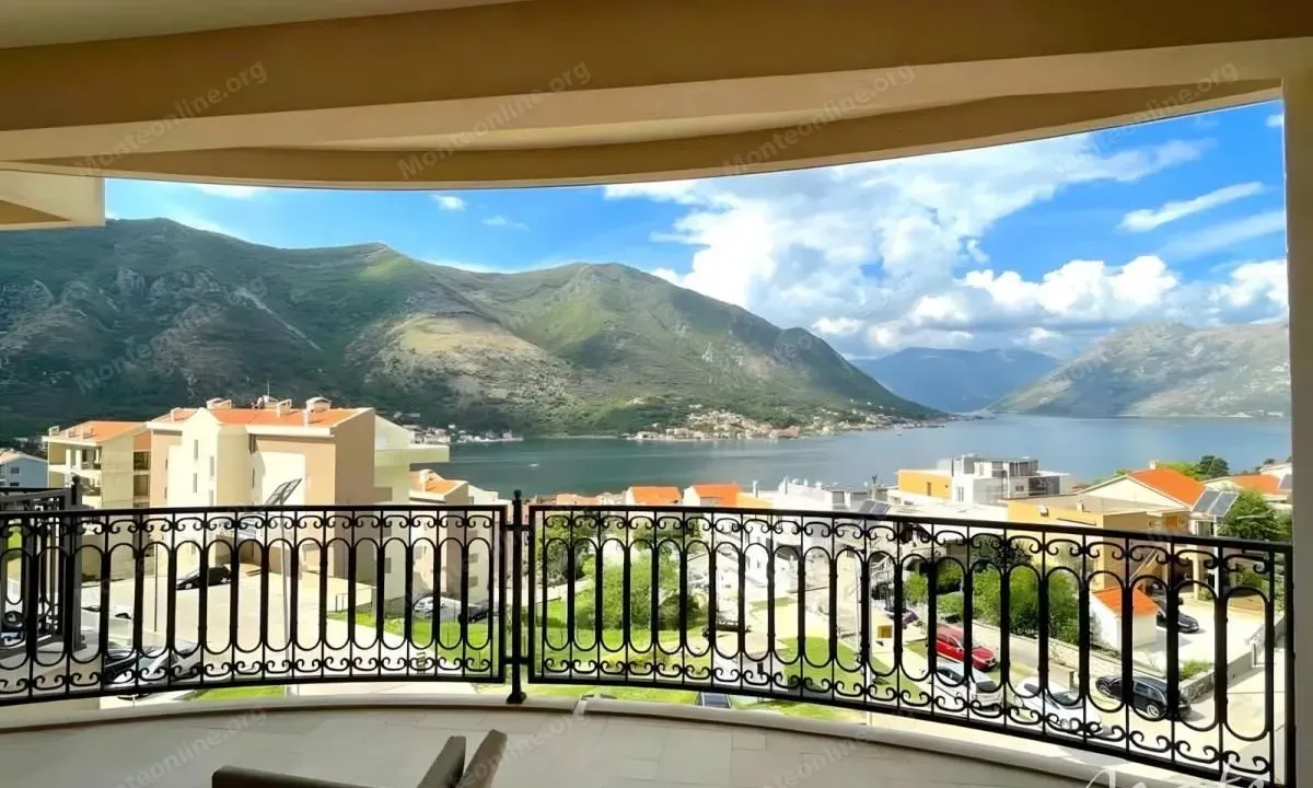 Sale, two bedroom apartment, 106m², Dobrota, Kotor
