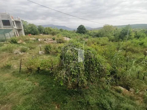 Pogled na plac sa zelenilom i kućom u izgradnji. - image 2