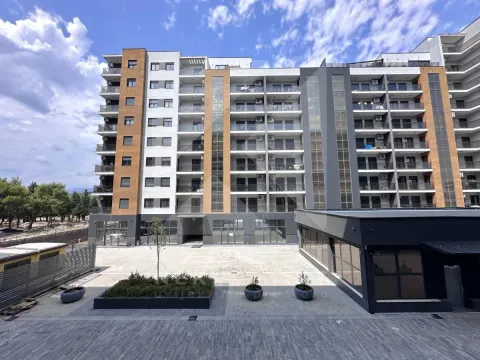 Pogled na fasadu moderne stambene zgrade sa popločanim dvorištem. - image 13