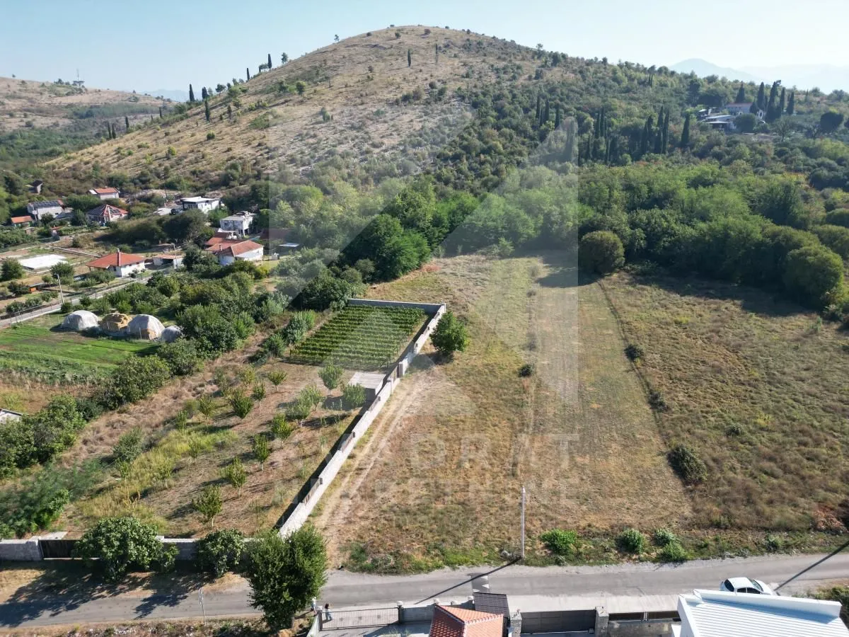 Pogled iz vazduha na zemljište i okolni krajolik.