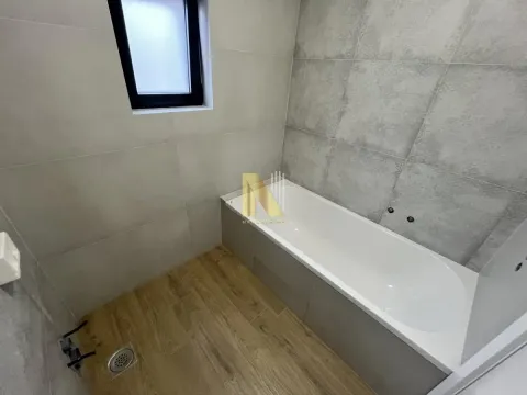 Moderno kupatilo sa kadom i sivim pločicama. - image 19