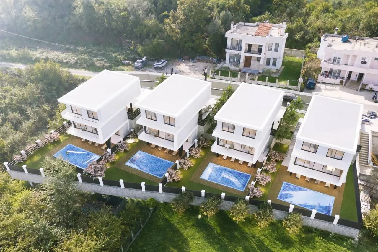 Pogled iz vazduha na moderne vile sa bazenima.