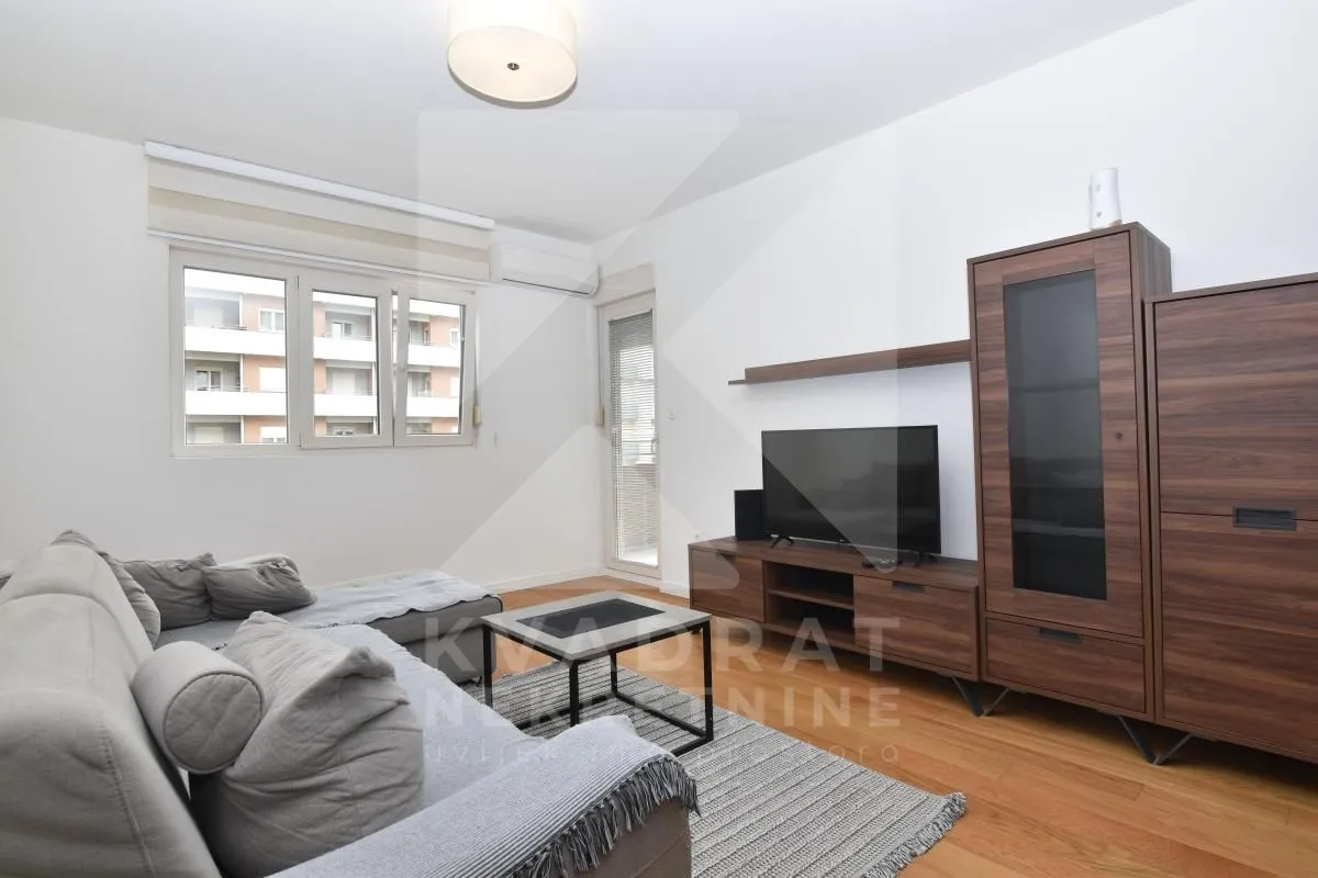 Izdavanje, jednosoban stan, 49m², Central Point, Podgorica
