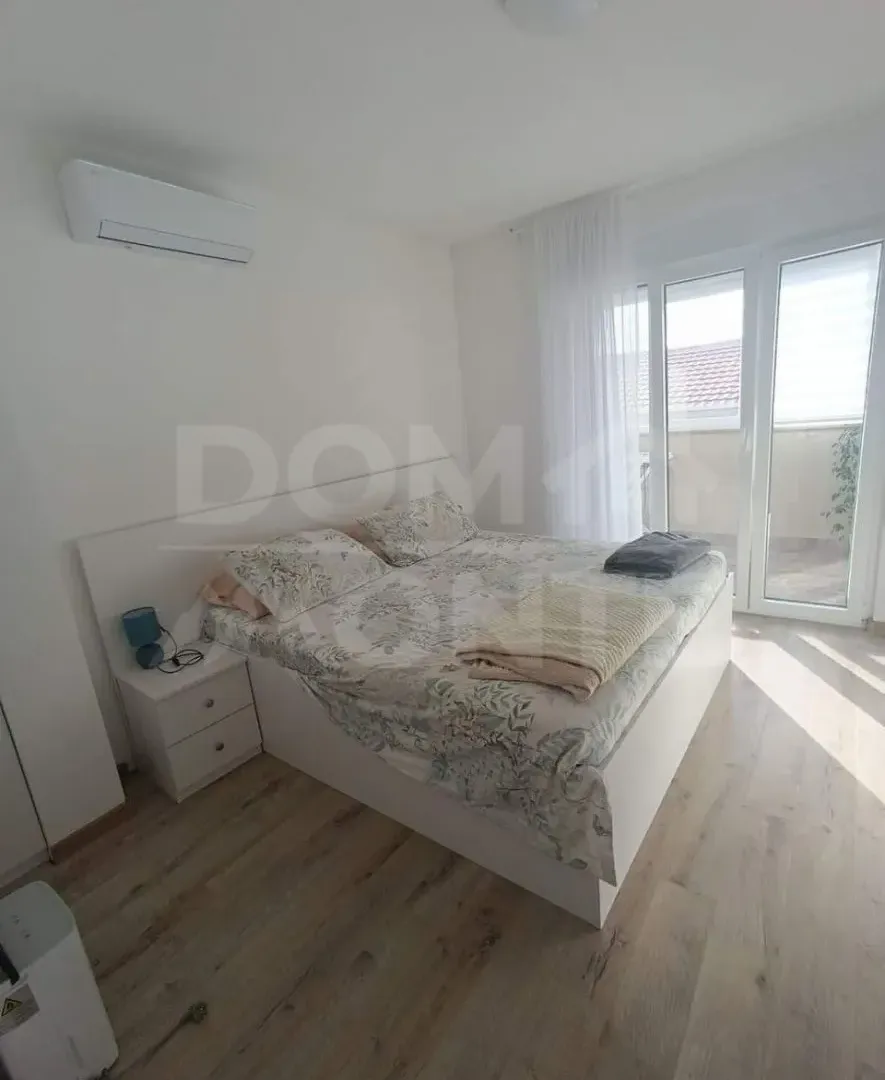 Izdavanje, trosoban stan, 100m², Tivat, Crna Gora