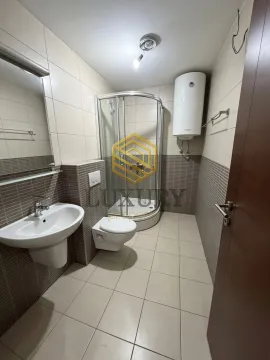 Moderne kupatilo sa tuš kabinom, umivaonikom i wc šoljom. - image 9