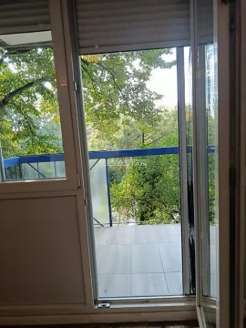 Pogled sa balkona na zelene površine i drveće. - image 12