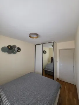 Namještena spavaća soba sa bračnim krevetom, plakarom i vratima. - image 9