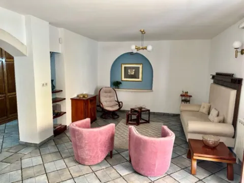 Izdavanje, dvosoban stan, 108m², Dobrota, Kotor - image 4