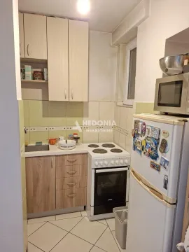 Manja kuhinja sa elementima u drvenom dezenu, šporetom i frižiderom. - image 5
