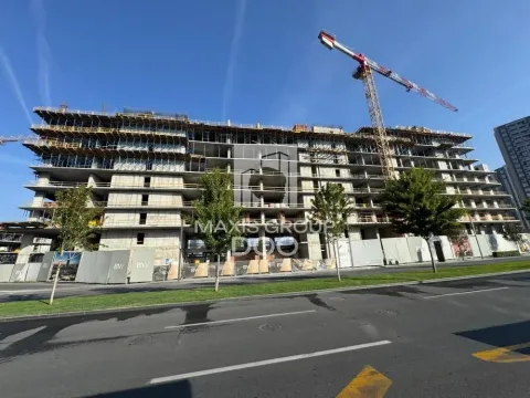 Pogled na stambenu zgradu u izgradnji sa građevinskim kranom. - image 12