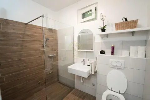 Izdavanje, četvorosoban stan, 100m², Petrovaradin, Novi Sad - image 8