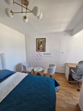Namještena spavaća soba sa bračnim krevetom, foteljama i radnim stolom. - image 13
