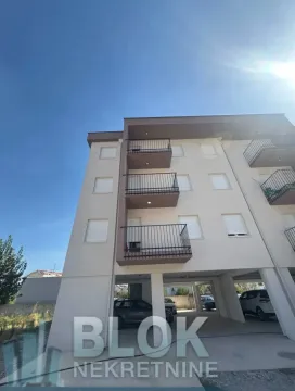 Pogled na spoljašnjost stambene zgrade sa terasam i parkingom u prizemlju. - image 4