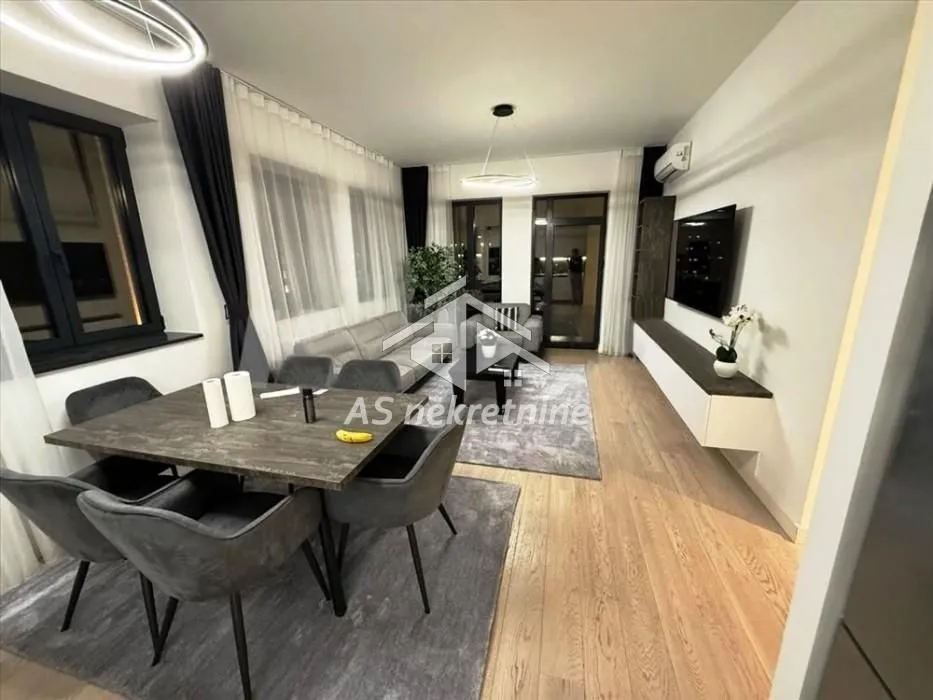 Izdavanje, četvorosoban stan, 111m², Savski Venac, Beograd