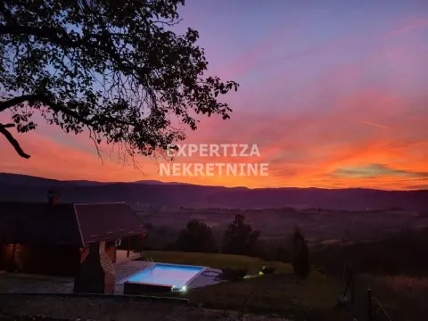 Pogled na kuću sa bazenom u prirodi u sumrak. - image 6