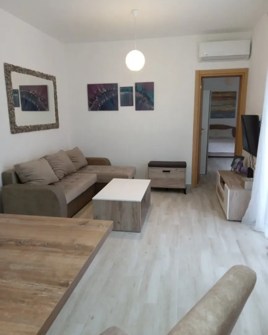 Izdavanje, jednosoban stan, 54m², Dobrota, Kotor