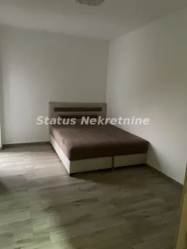 Spavaća soba sa bračnim krevetom. - image 6