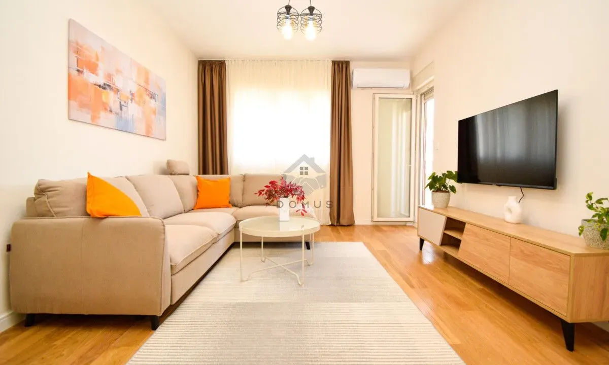 Izdavanje, jednosoban stan, 50m², Central Point, Podgorica