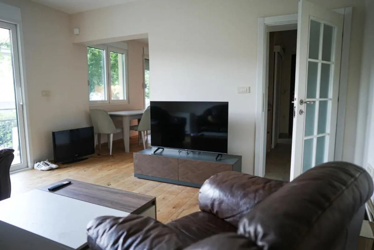 Izdavanje, dvosoban stan, 83m², Kotor, Crna Gora