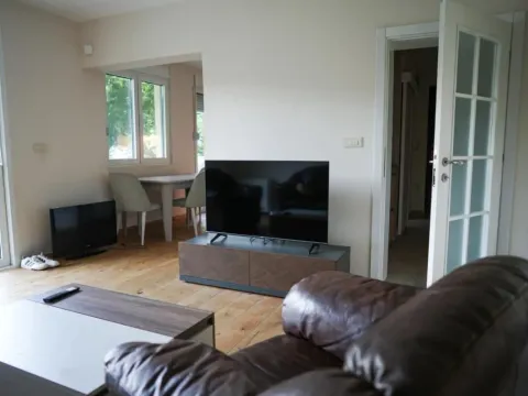 Izdavanje, dvosoban stan, 83m², Kotor, Crna Gora