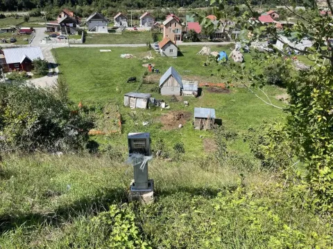 Pogled na plac sa pomoćnim objektima i okolnim kućama. - image 4