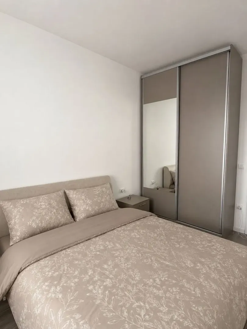 Furnished bedroom with a double bed and a built-in wardrobe.