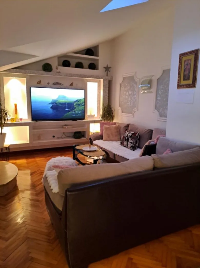 Izdavanje, trosoban stan, 100m², Tivat, Crna Gora