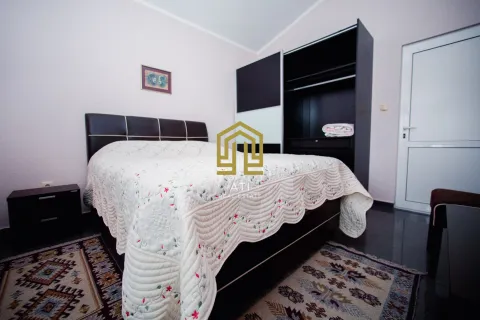 Namještena spavaća soba sa bračnim krevetom, garderoberom i tepisima. - image 7