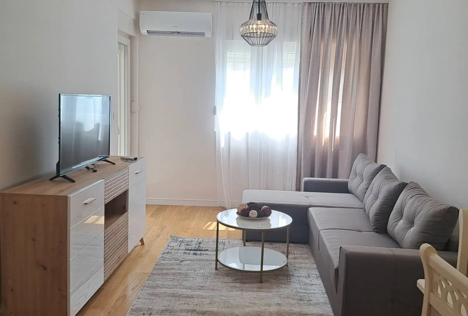 Izdavanje, jednosoban stan, 46m², Central Point, Podgorica