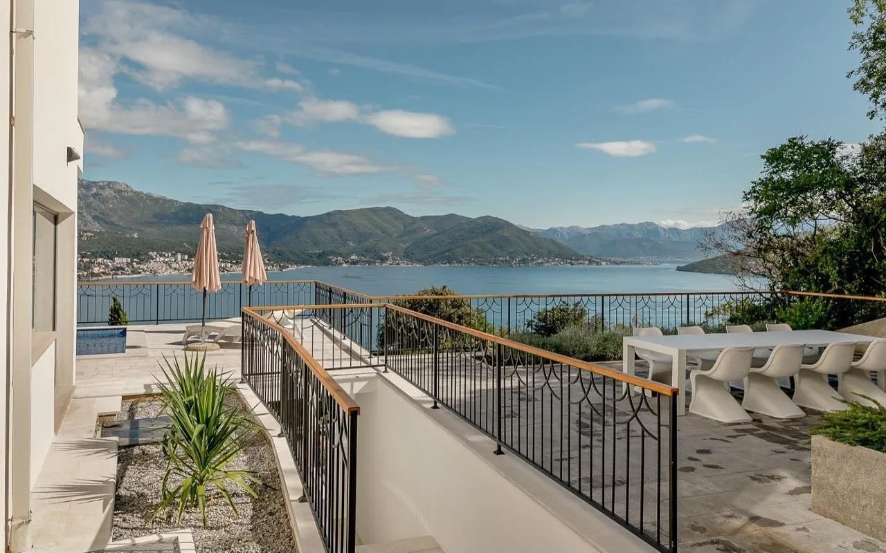 Prodaja, četvorosoban stan, 236m², Njivice, Herceg Novi