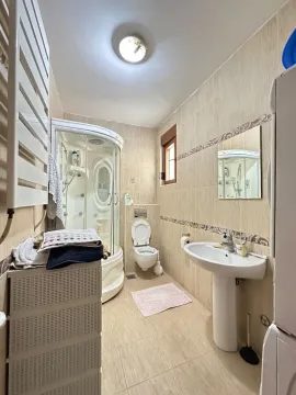 Manje kupatilo sa tuš-kabinom, umivaonikom i toaletom. - image 13