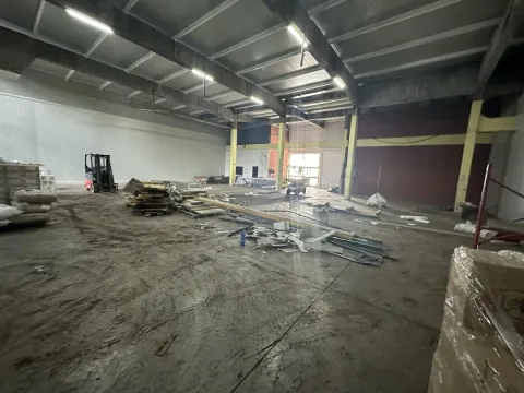 Izdavanje, poslovni prostor, 980m², Niš, Srbija