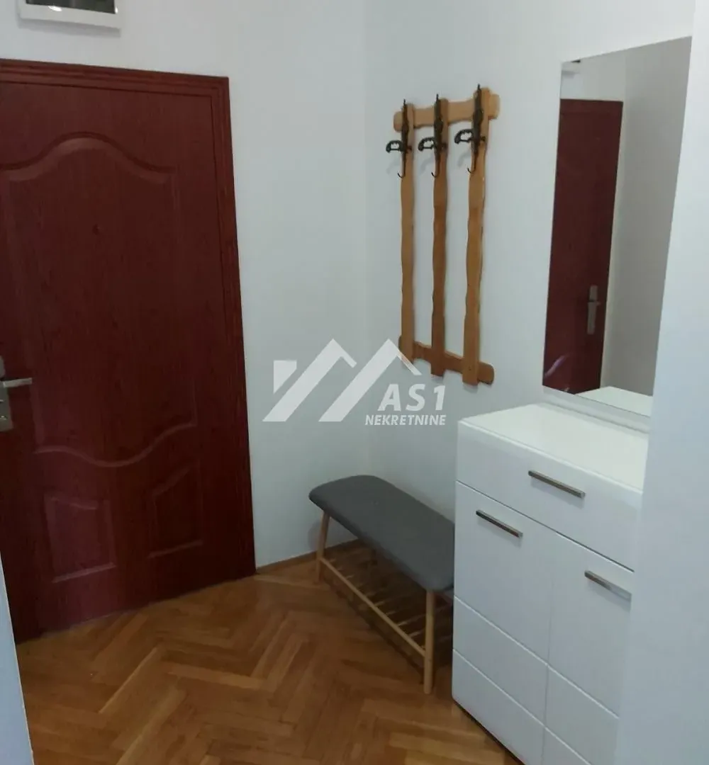 Izdavanje, dvosoban stan, 43m², Centar, Novi Sad