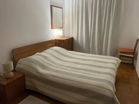 Jednostavna spavaća soba sa bračnim krevetom. - image 9