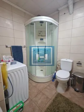 Kupatilo opremljeno tuš kabinom, toaletom i veš mašinom. - image 11