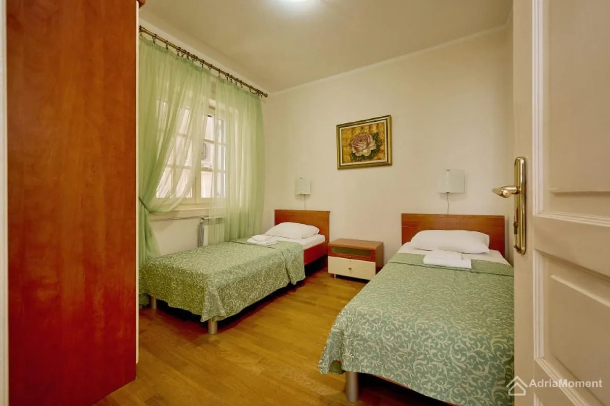 Sale, four bedroom apartment, 131m², Sveti Stefan, Budva