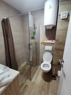 Savremeno opremljeno kupatilo sa tuš kabinom i sanitarijama. - image 3