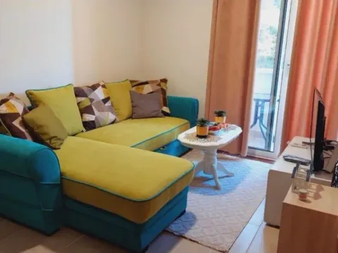 Izdavanje, jednosoban stan, 38m², Bečići, Budva - image 1