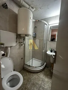 Manje kupatilo sa tuš kabinom, wc šoljom, bojlerom i umivaonikom. - image 10