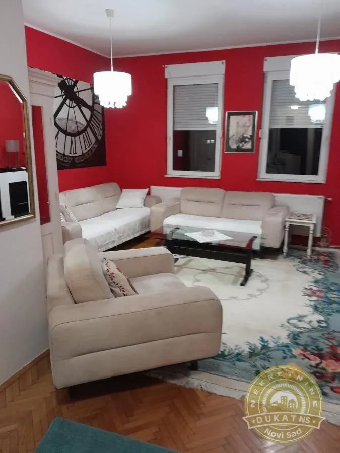 Izdavanje, četvorosoban stan, 120m², Centar, Novi Sad