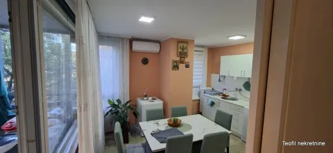Trpezarija sa trpezarijskim stolom i stolicama, povezana sa kuhinjom. - image 4