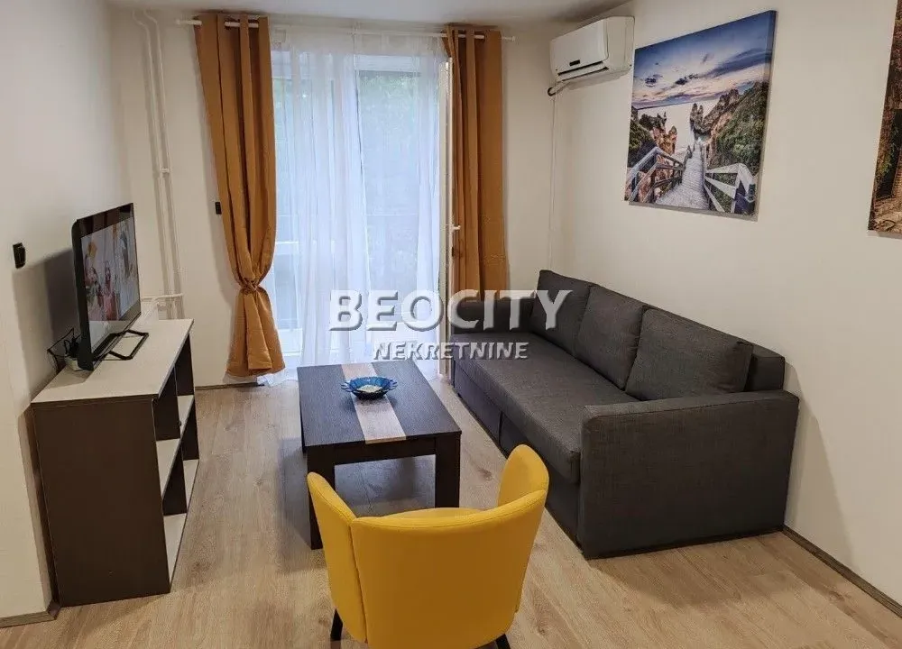 Izdavanje, trosoban stan, 55m², Centar, Novi Sad