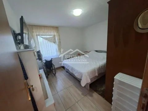 Manja spavaća soba sa bračnim krevetom, ormarom i prozorom. - image 6