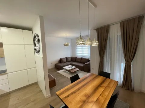 Dnevni boravak sa trpezarijom i dijelom kuhinje u svijetlih tonovima. - image 10