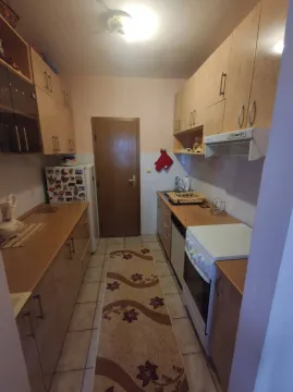 Uskostrana kuhinja sa drvenim elementima i bijelom tehnikom. - image 4