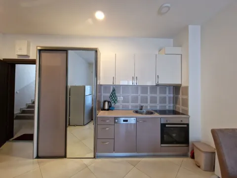 Izdavanje, četvorosoban stan, 45m², Bečići, Budva - image 20